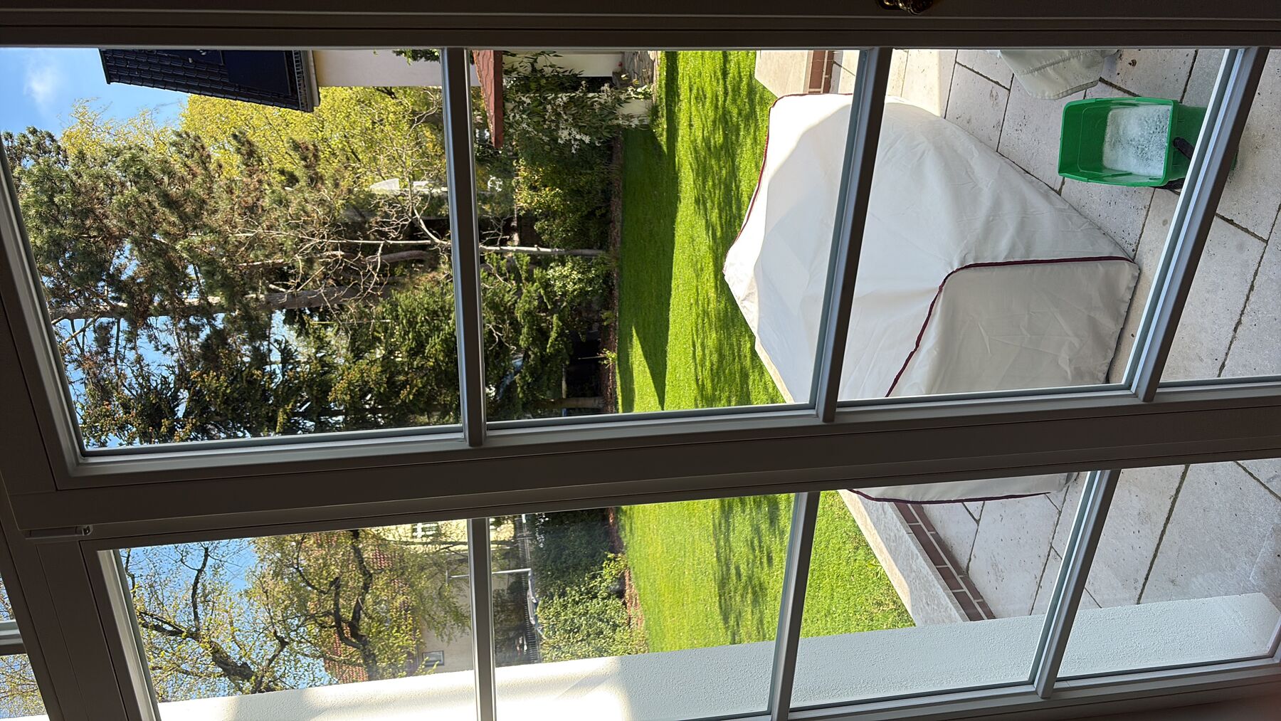Streifenfreie Sprossenfenster mit Blick in den Garten